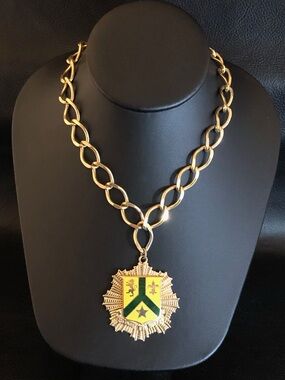 Vintage Gold Tone Crest Necklace Yellow Green Enamel Military Medallion 16” 6845